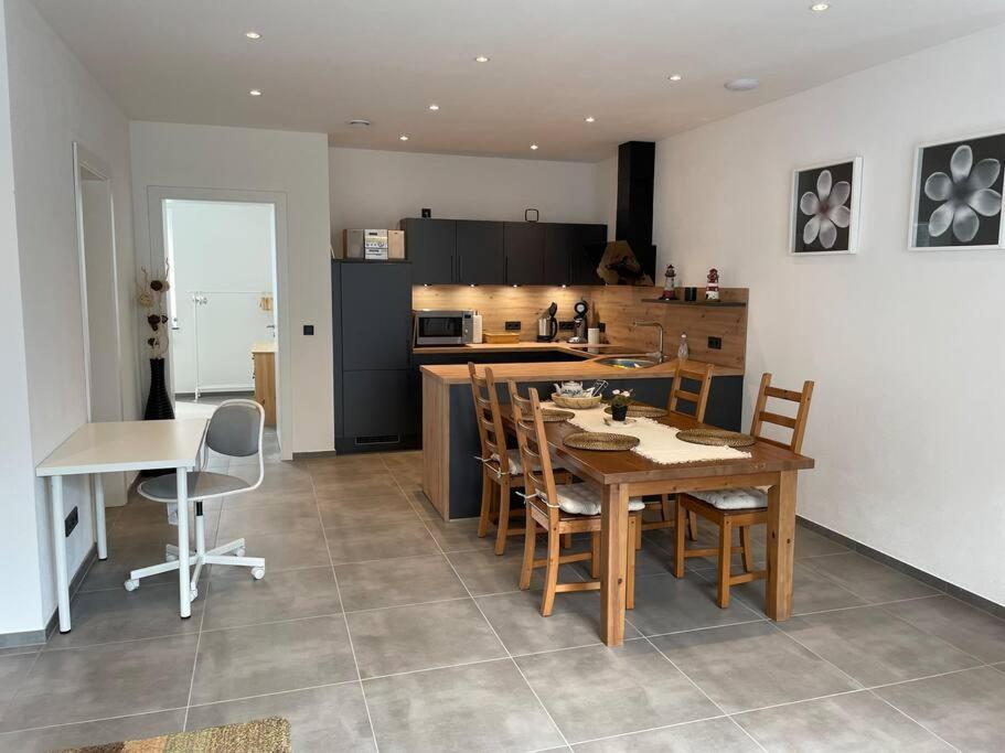 Gemuetliche, Topp Ausgestattete Ferienwohnung 반 외부 사진