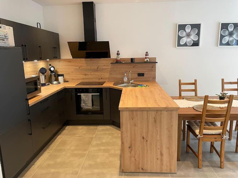Gemuetliche, Topp Ausgestattete Ferienwohnung 반 외부 사진